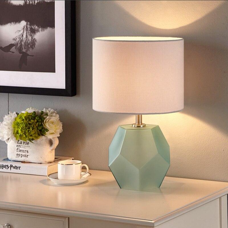 Bronwen - Geometric Table Lamp photo - LIGHTING Ecrudeco